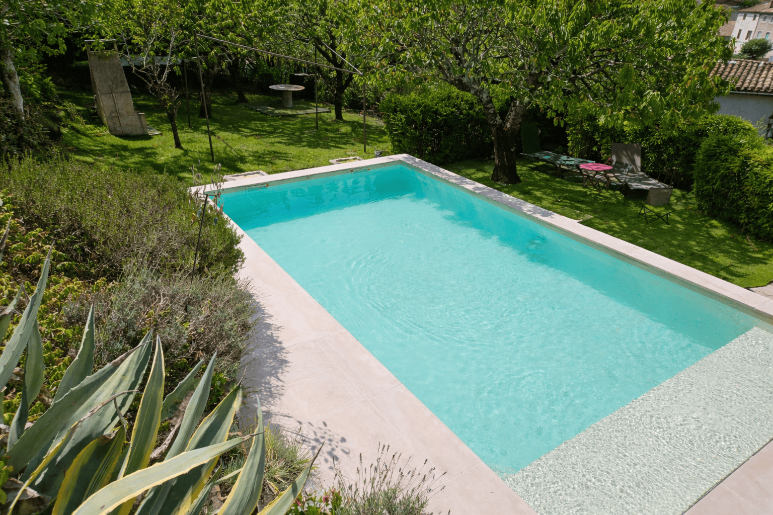 Construction d’une piscine en béton basse consommation dans un jardin à Quillan par Les Piscines de Marius
